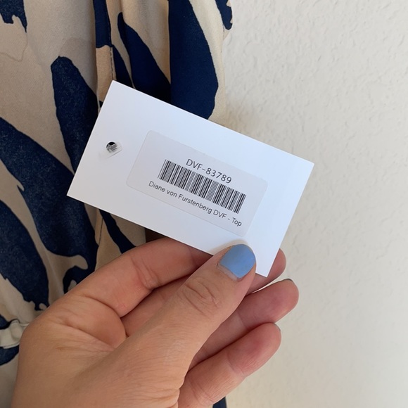 SOLD DVF Stein Silk Wrap Animal print top - Picture 4 of 7